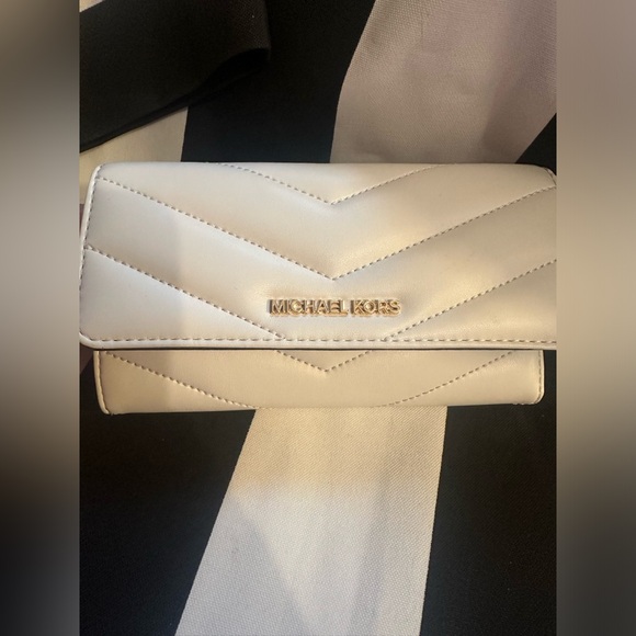 Michael Kors white wallet - Picture 1 of 6